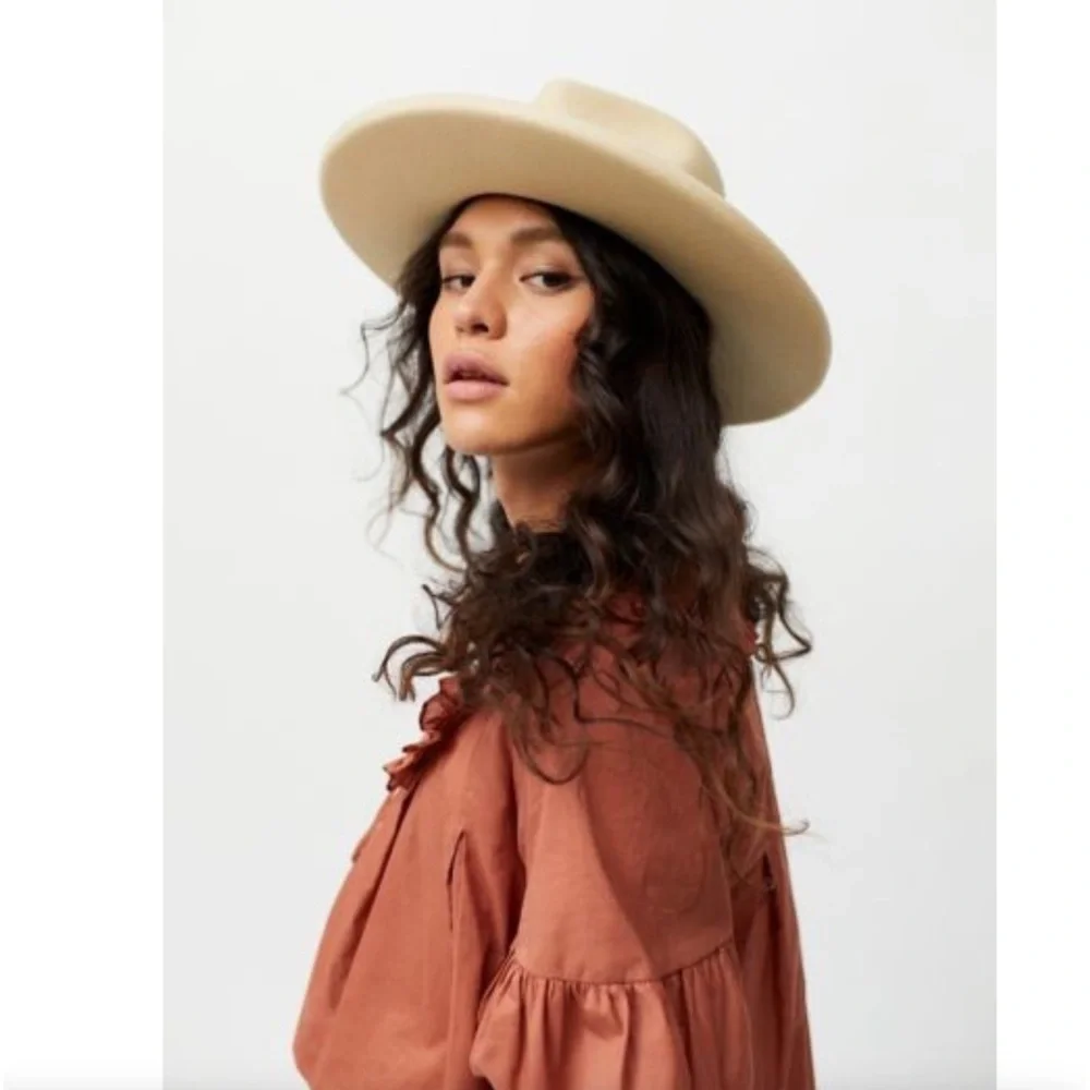 NWOT New Urban Outfitters
Elegant Retro Felt Fedora Wide
Brim Hat - Picture 2 of 7